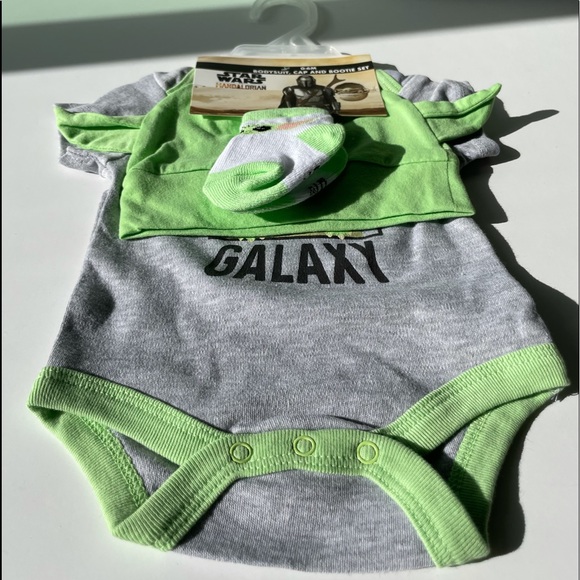 Baby Yoda Onesie 3-Piece - Picture 6 of 12
